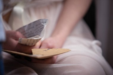 Kız açık eski bir mektup tutan
