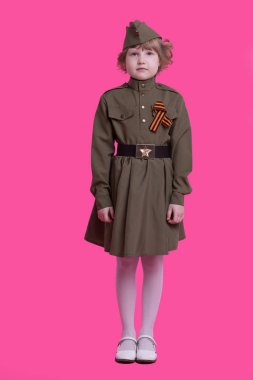 Bir festival zafer gününde askeri üniformalı üzgün bir küçük kız, 9 Mayıs, izole bir arka plan üzerinde