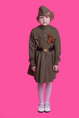 Bir festival zafer gününde askeri üniformalı üzgün bir küçük kız, 9 Mayıs, izole bir arka plan üzerinde