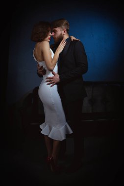 bir adam tutkuyla endişeleri bir kadın kucaklayan