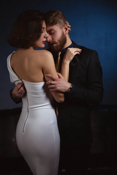 彼女のドレスのボタンを外そうとしている情熱的に女の子を抱きしめる男 — ストック写真