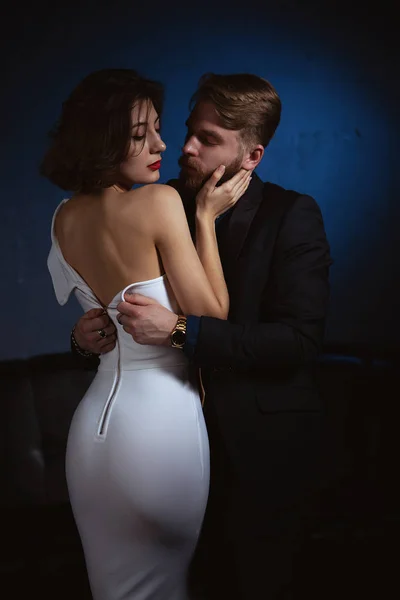 열정에 남자는 여자의 드레스를 단추를 — 스톡 사진