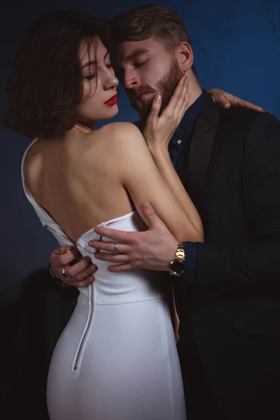 情熱に満ちた男は 彼を抱きしめる若い女性のドレスのボタンをはめる — ストック写真