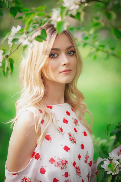 Retrato Una Hermosa Chica Jardín Floreciente —  Fotos de Stock