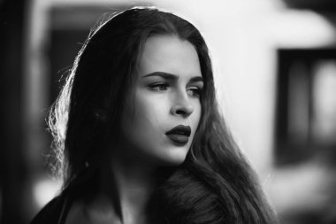 güzel bir üzgün kız siyah beyaz portre yakın çekim