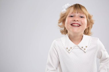 izole arka plan üzerinde mutlu gülümseyen kız portresi. parlak duygu