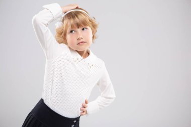 Güzel kız yansıyan ve başını elini koydu. Yalıtılmış arka plan üzerinde portre.