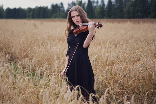 아름다운 여자는 당신을보고 바이올린을 필드에 — 스톡 사진