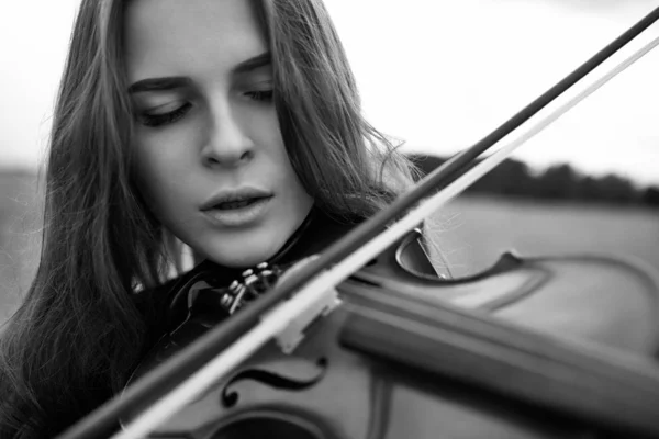 Черно Белый Портрет Молодой Красивой Женщины Энтузиазмом Эмоционально Играющей Скрипке — стоковое фото
