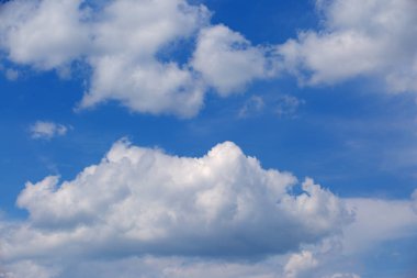 Beyaz bulutlu mavi gökyüzü.