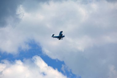 güzel zıt bulutlar hafif uçak