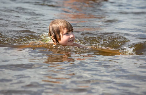 Niña Hermosa Nadando Río — Foto de Stock