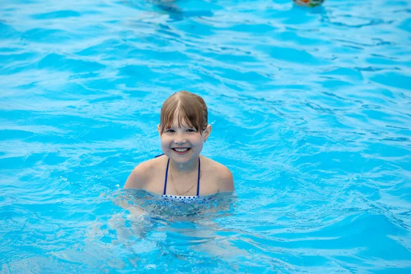 Niña Feliz Nadando Piscina — Foto de Stock