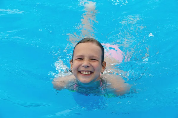 Niña Feliz Nadando Piscina — Foto de Stock