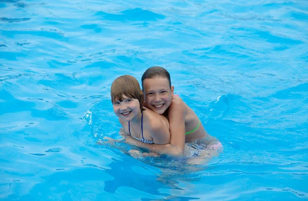 Las Niñas Felices Divierten Nadando Piscina Maravilloso Humor — Foto de Stock