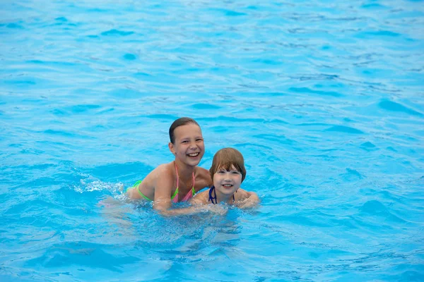 Las Niñas Felices Divierten Nadando Piscina Maravilloso Humor — Foto de Stock