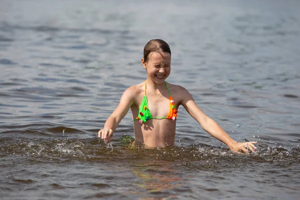 Kleines Mädchen Hat Spaß Beim Schwimmen Fluss — Stockfoto