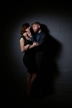 bir adam nazikçe tutkulu bir kucaklama sırasında bir kızın yüzüne dokunur