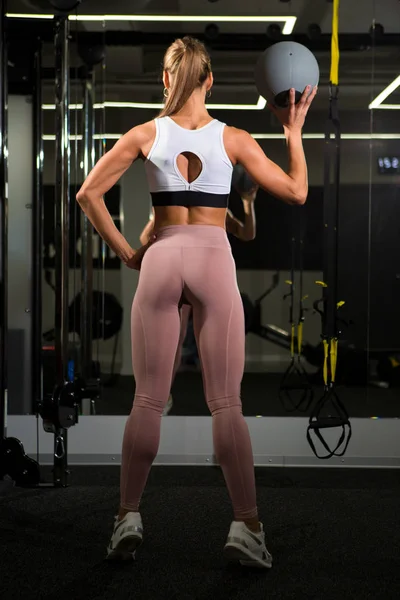 Sportliches Ballmädchen Zeigt Ihre Wunderschön Gepumpten Muskeln — Stockfoto