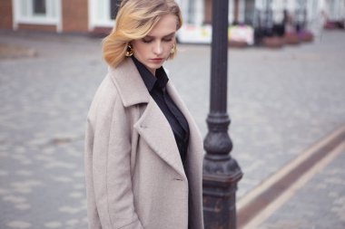 Broadway 'de yürüyen bir kız üzgün üzgün bakıyor