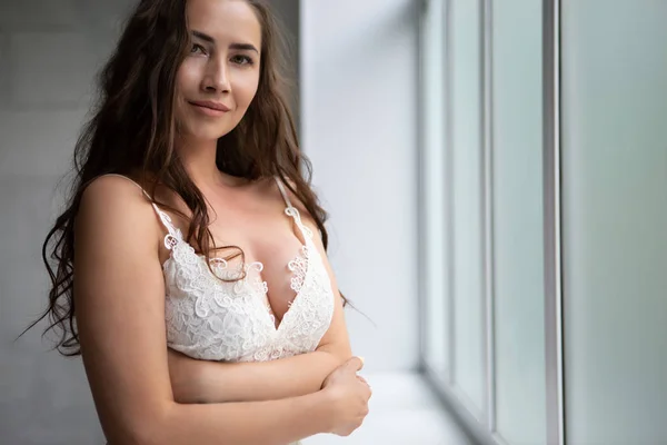 Sexy Meisje Wit Kant Ondergoed Staan Door Het Raam — Stockfoto