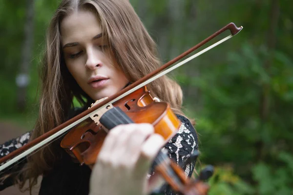 Retrato Close Uma Bela Menina Violinista Que Baixou Olhos Com — Fotografia de Stock