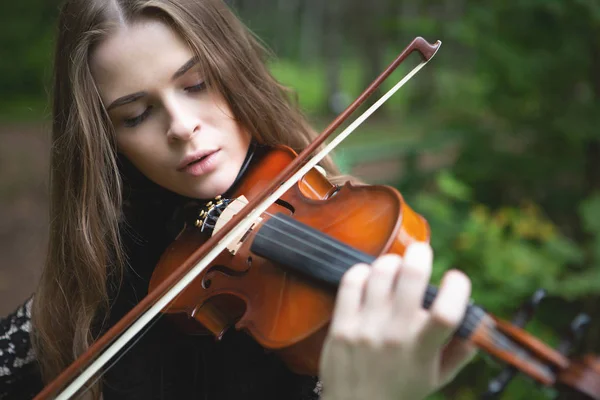 Retrato Close Uma Bela Menina Violinista Que Baixou Olhos Com — Fotografia de Stock