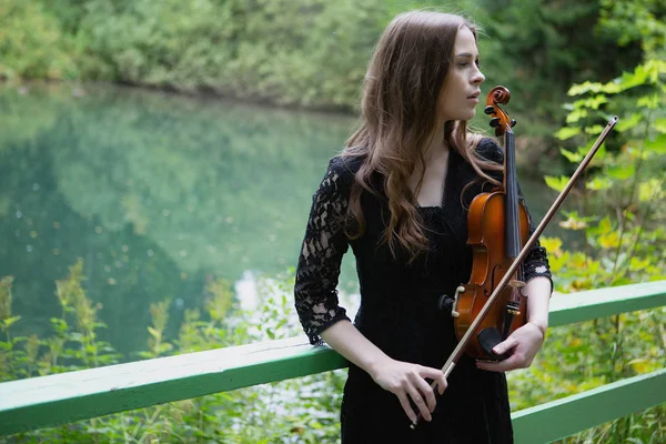 Retrato Uma Menina Bonita Com Violino Suas Mãos Margem Belo — Fotografia de Stock