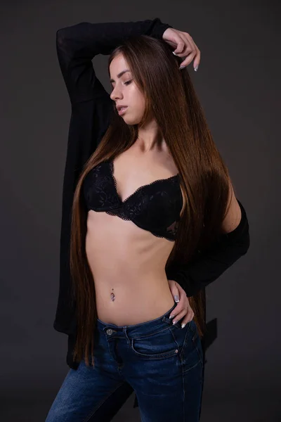 Piękna Seksowna Młoda Brązowłosa Kobieta Ubrana Dżinsy Biustonosz Rozpięta Czarna — Zdjęcie stockowe
