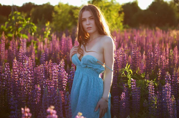 Uma Bela Mulher Fica Campo Floração Vestido Azul Caindo Seu — Fotografia de Stock