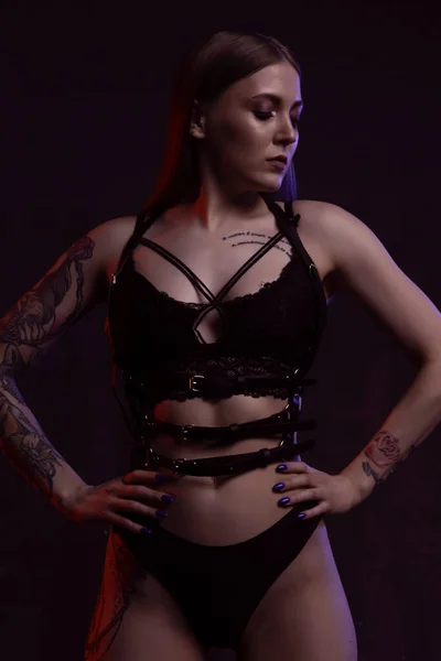 Chica sexy con el cuerpo perfecto en ropa interior y funda de cuero sobre fondo oscuro — Foto de Stock