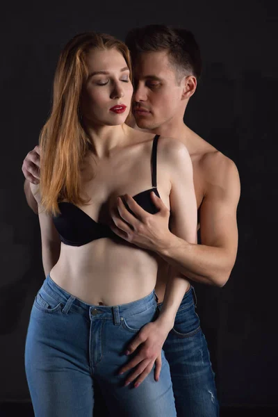 Sexy jovem casal em jeans tiro no estúdio — Fotografia de Stock