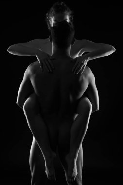 Güzel, çıplak, seksi bir çiftin silueti.