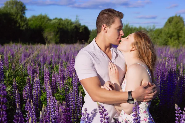 Portré egy gyönyörű szerelmes párról, akik gyengéden csókolóznak egy virágzó mezőn. — Stock Fotó