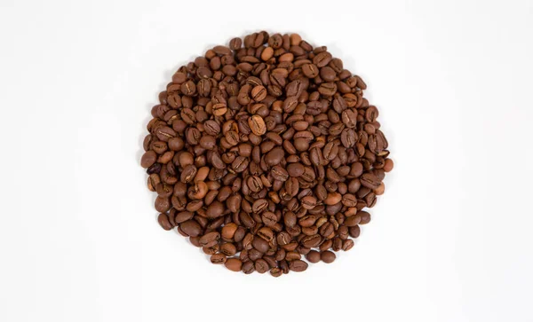 Círculo de granos de café aislados sobre un fondo blanco — Foto de Stock