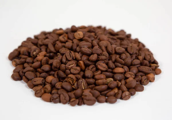 Kávu. Hill kávová zrna na bílém pozadí. — Stock fotografie