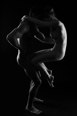 Birbirine aşık çıplak bir çift. Kız, sevgilisine sıkıca sarıldı.