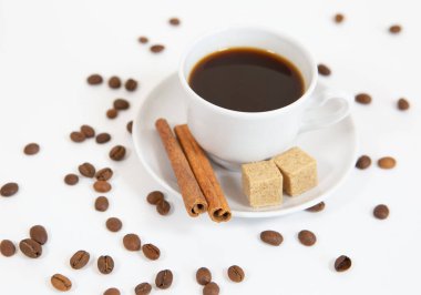 Tarçın kamışı şekeri ve dağınık tahıllı bir fincan aromatik kahve.