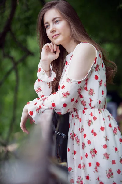 Romantická dívka venku. Krásná mladá žena oblečená v módní krátké šaty pózují venku — Stock fotografie