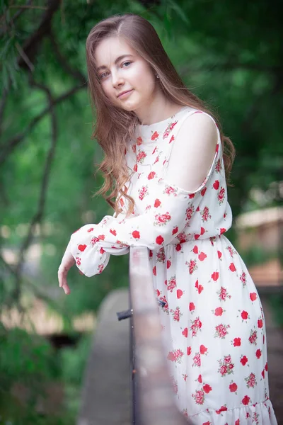 Chica romántica al aire libre. Hermosa joven vestida con un vestido corto de moda posando al aire libre —  Fotos de Stock
