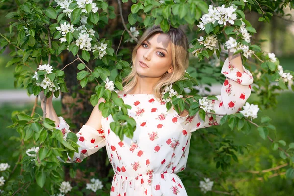 Nádherná dívka těší krásné kvetoucí stromy — Stock fotografie
