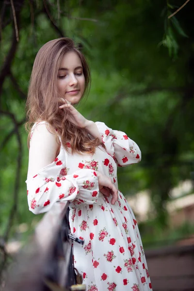 Menina romântica ao ar livre. Mulher bonita vestida com um vestido curto na moda posando ao ar livre — Fotografia de Stock