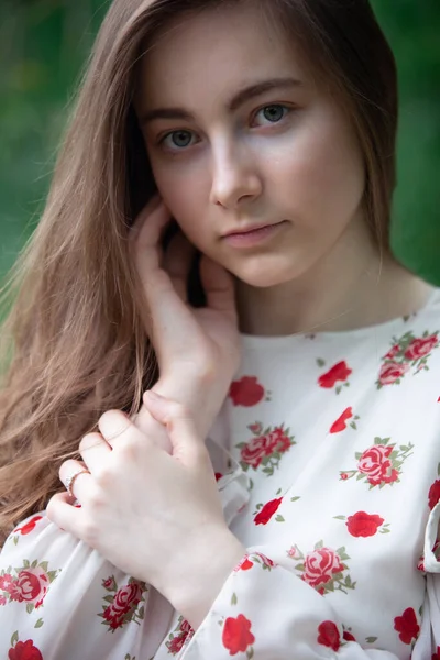 Chica romántica al aire libre. Hermosa joven vestida con un vestido corto de moda posando al aire libre —  Fotos de Stock