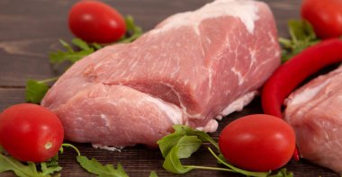 Kesme tahtasında çiğ domuz eti ve sebzeler, yakın plan fotoğraf.