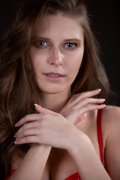 Close-up retrato de uma menina em um sutiã vermelho — Fotografia de Stock