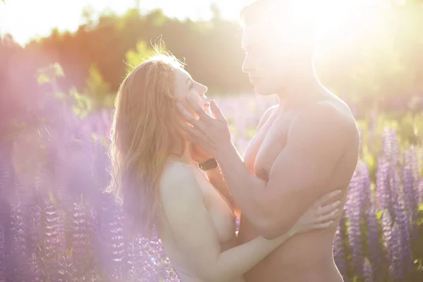 Сексуальна пристрасна пара на сонці під час заходу сонця на полі квітів — стокове фото