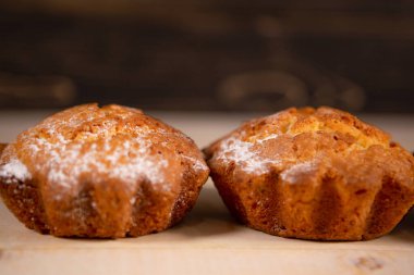 Ahşap arka planda taze pişmiş muffinler. Ev yapımı pişirme ya da pişirme konsepti.