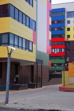 Şehir mimarisi, parlak renkli apartmanlar.