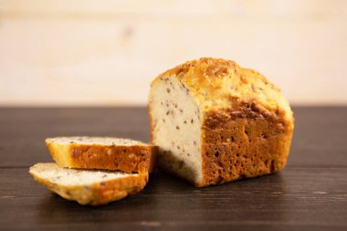 Tahta zemin üzerinde taze pişmiş tahıllı ekmek.