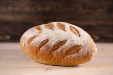 Ahşap bir arka planda lezzetli kırsal ekmek